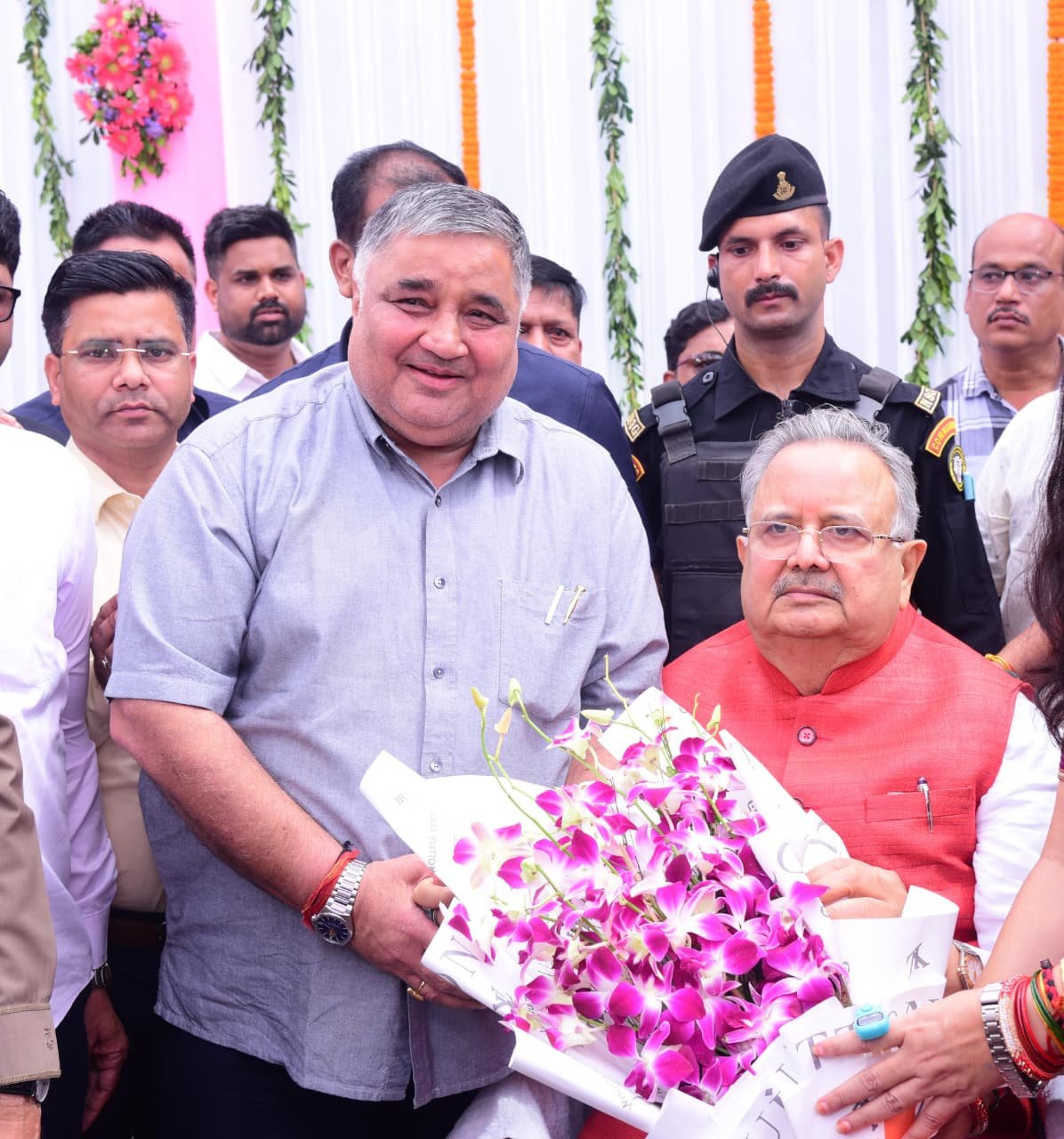 विधानसभा अध्यक्ष डॉ. रमन सिंह को जन्मदिन की बधाई देने पहुंचे पर्यटन मंत्री श्री राजेश अग्रवाल