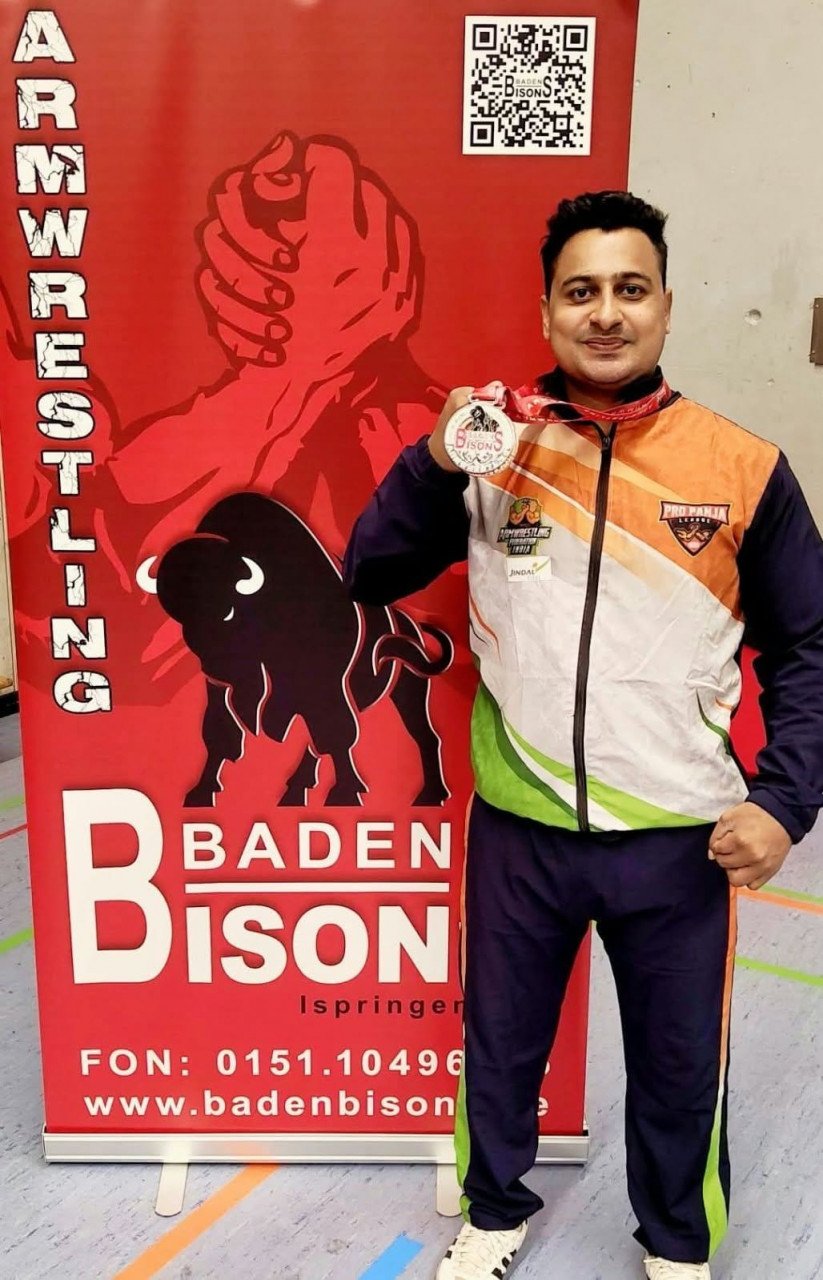 जर्मनी में छत्तीसगढ़ के श्रीमंत झा ने लहराया तिरंगा, पैरा-आर्मरेसलिंग कप में जीता रजत पदक