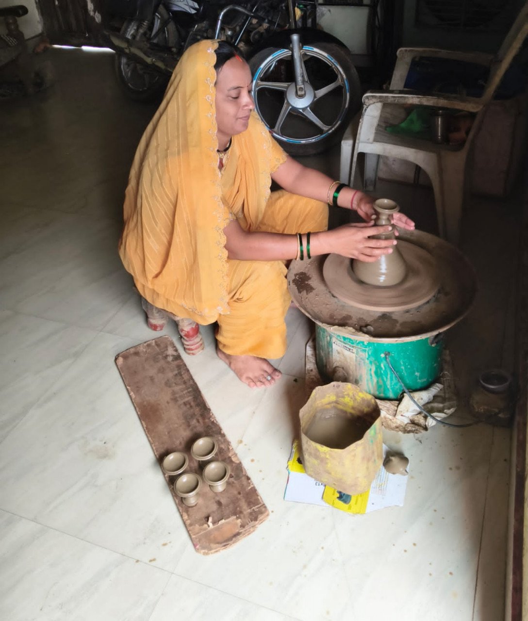सेवा की कहानी : लखपति दीदी चुन्नी कुम्भकार ने मिट्टी को आकार देकर संवारा अपना भविष्य