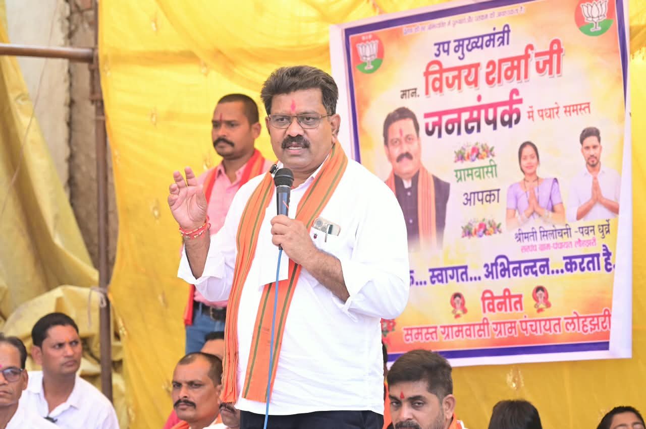 उपमुख्यमंत्री श्री विजय शर्मा ने ग्राम लोहझरी में ग्रामीणों के बीच बैठकर किया सीधा संवाद’
