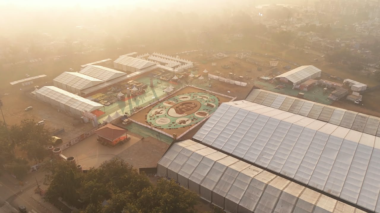 बस्तर के लालबाग में वनोपज से सजी 20,700 वर्गफीट की भव्य रंगोली ने रचा विश्व रिकॉर्ड, राष्ट्रपति श्रीमती द्रौपदी मुर्मु ने किया अवलोकन