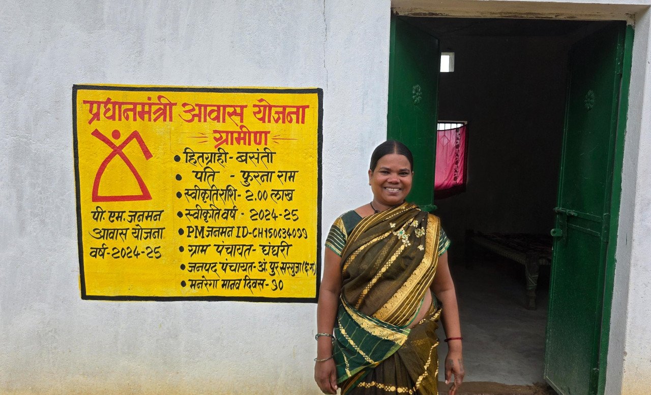 सेवा संकल्प अभियान 2026: सेवा की कहानी : मिट्टी के घर में टपकती थी छत, अब पक्के आशियाने में सुकून से रह रहा बसंती पहाड़ी कोरवा का परिवार