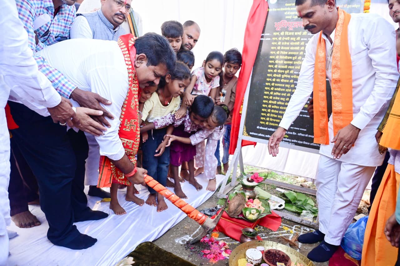 ’उप मुख्यमंत्री श्री विजय शर्मा ने तीन गांवों में 1.55 करोड़ रुपए के गौरव पथ निर्माण का किया भूमिपूजन’