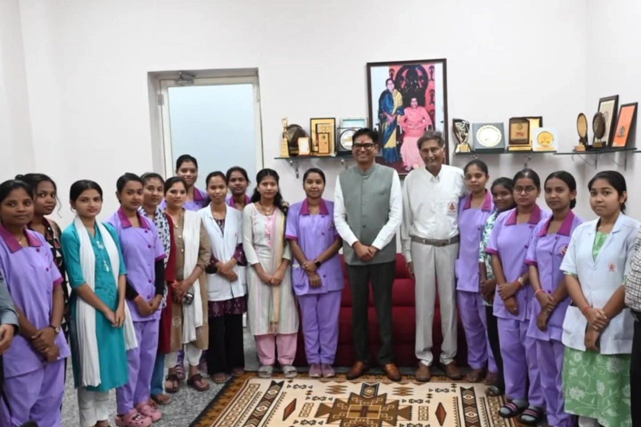 सत्य साईं अस्पताल में सेवा दे रहीं छत्तीसगढ़ की बेटियों से मिले वित्त मंत्री ओ.पी. चौधरी